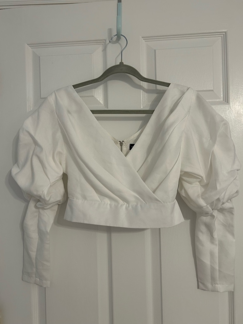 Pretty Little Thing White Puff-Sleeve V-Neck Cropped Top